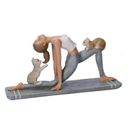 Woman resin statue with gray cats cm22x6,5h11,5